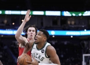 开云体育APP下载-快船鏖战公牛，字母哥送出助攻