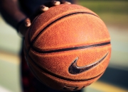 开云体育在线-赛道与绿茵的交汇，当F1街道赛之夜遇见C罗式攻防转换