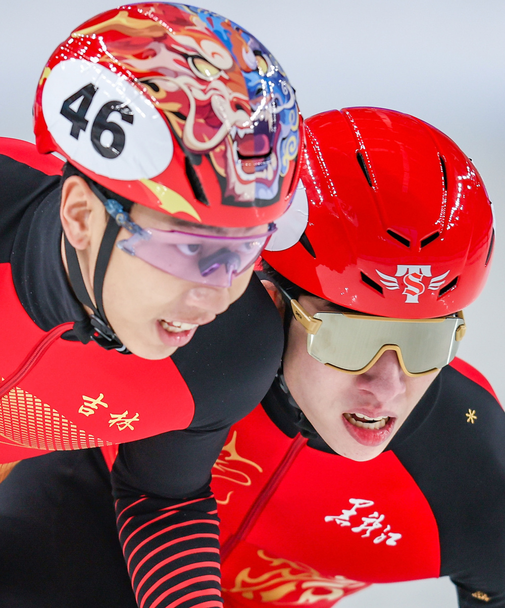 短道速滑冠军夺冠成功，勇夺金牌