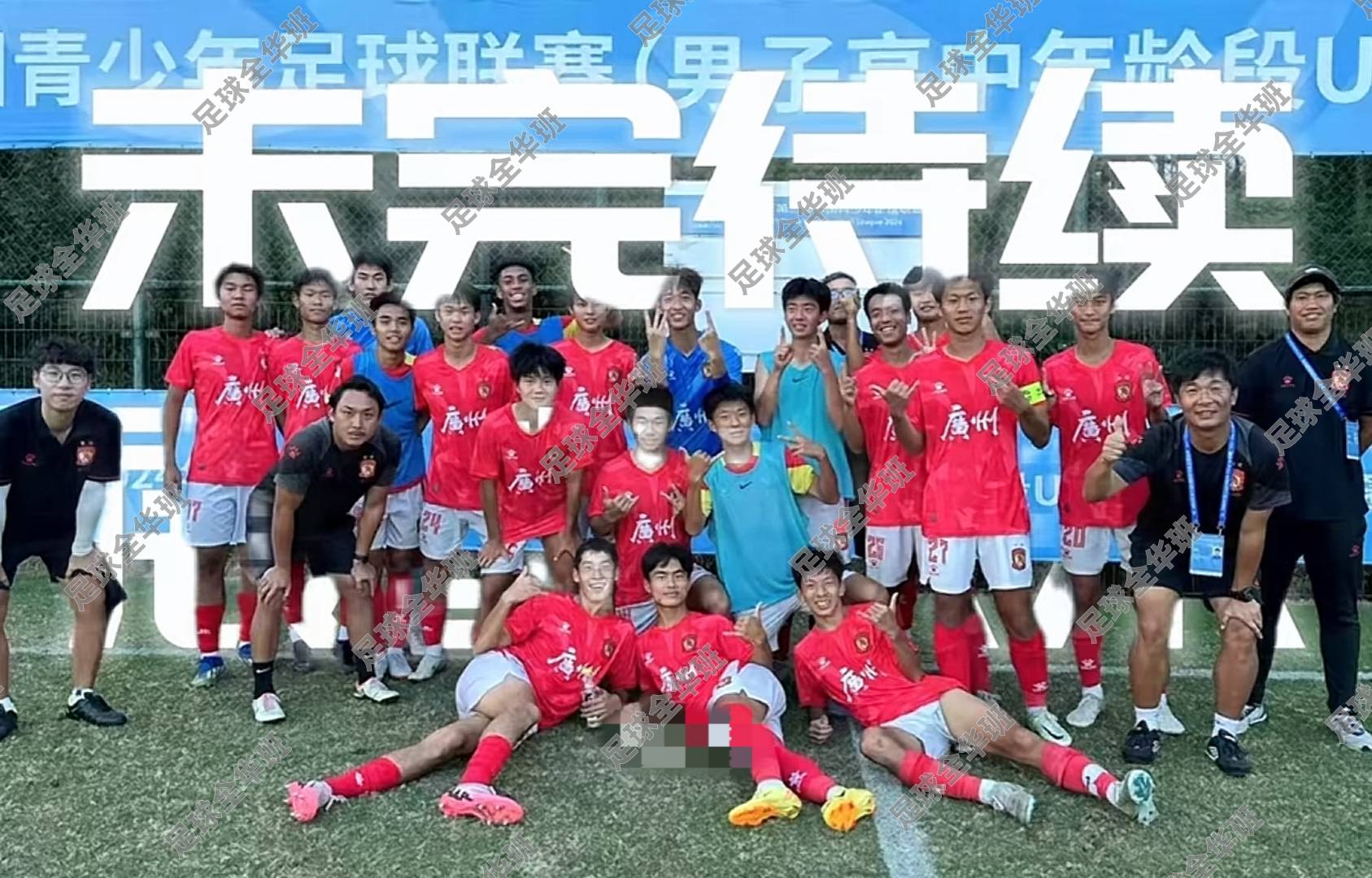 国内顶尖足球联赛火爆继续，球员们全力拼搏争胜的简单介绍