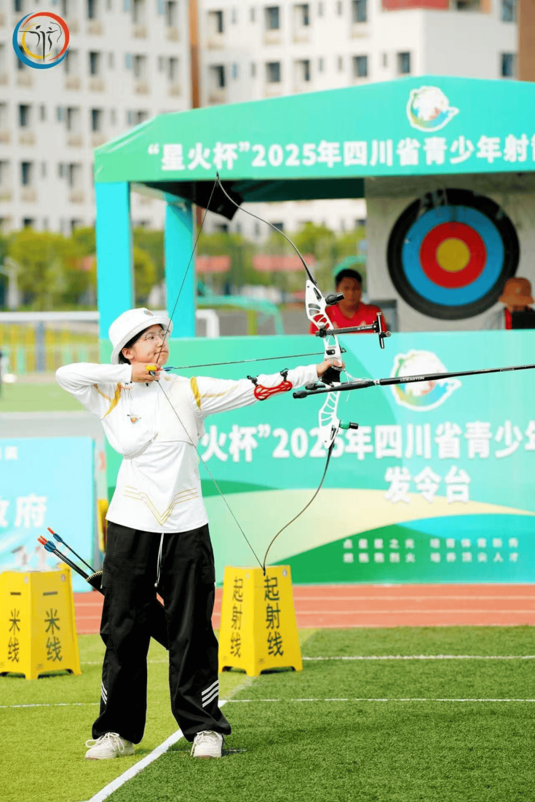 射箭比赛选手发挥稳定,精准射中 射箭比赛选手发挥稳定,精准射中