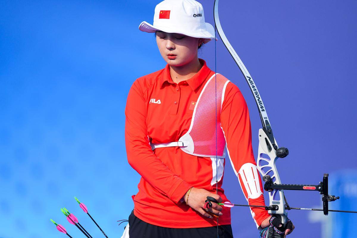 射箭比赛选手发挥稳定,精准射中 射箭比赛选手发挥稳定,精准射中