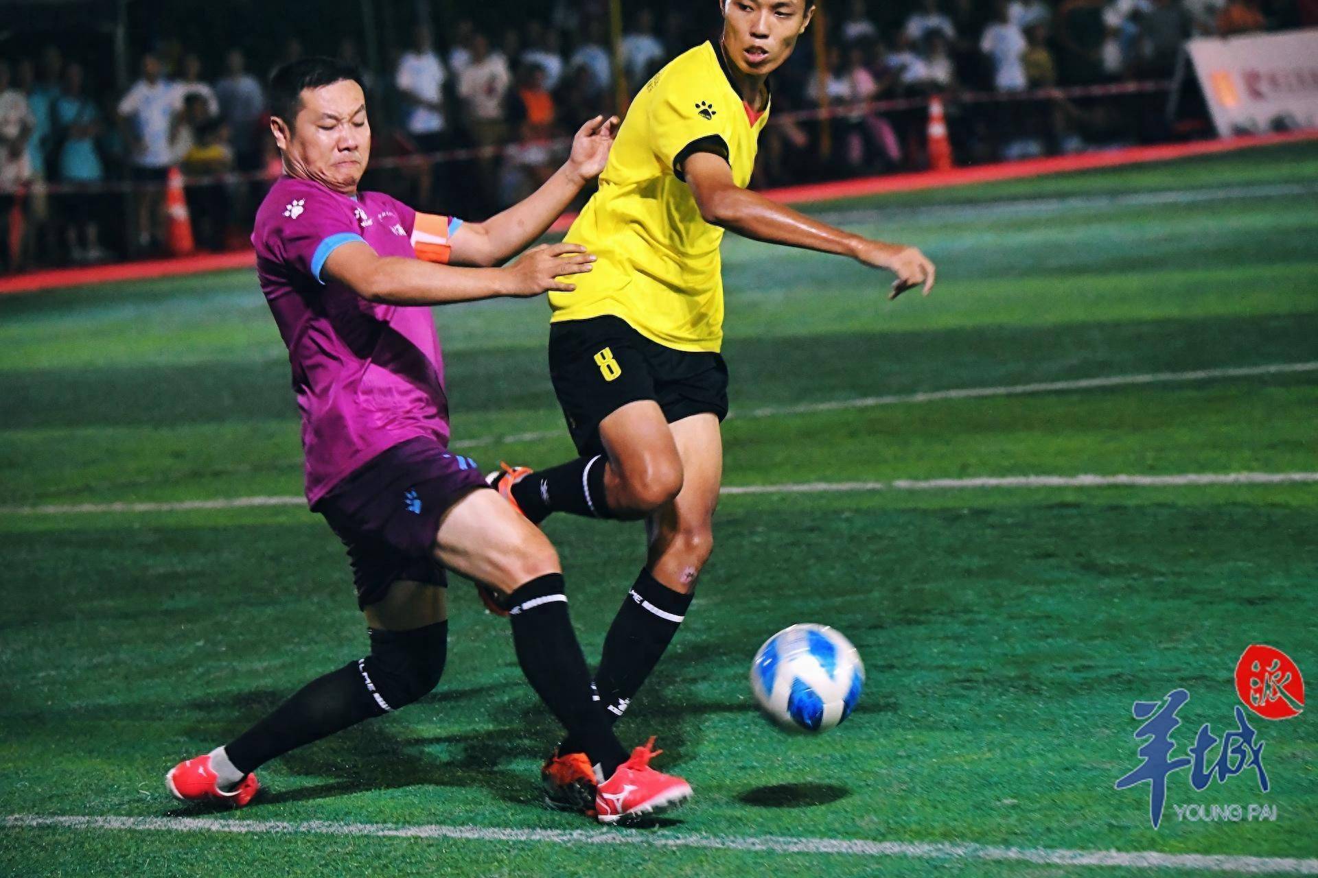 运动员们在足球场上展现出色技能 运动员们在足球场上展现出色技能