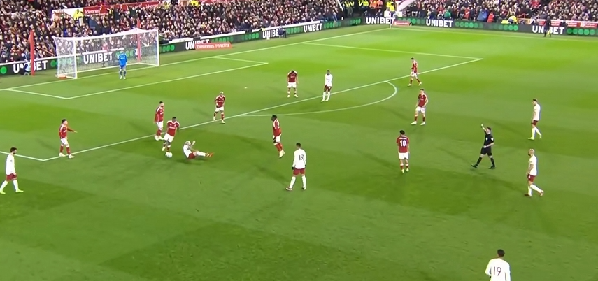 包含巴黎横扫法国，卡塞米罗关键制胜的词条